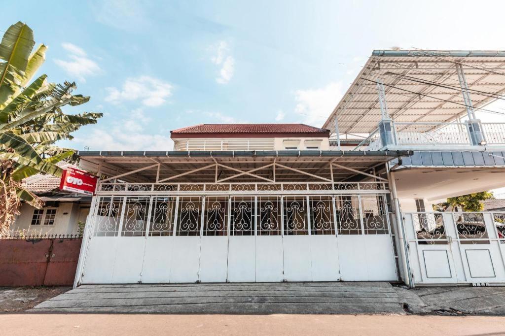 Отель Aquina House Богор Экстерьер фото